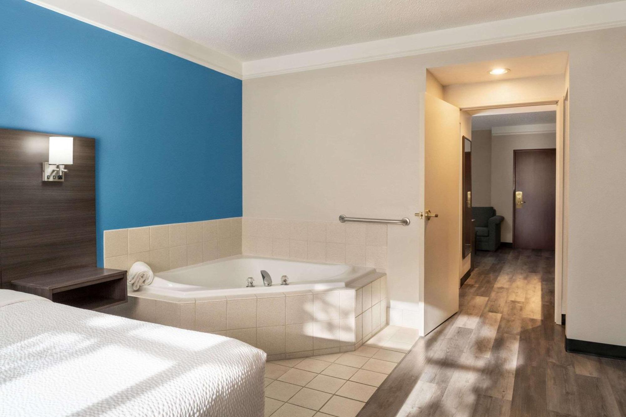 La Quinta By Wyndham Madison American Center Εξωτερικό φωτογραφία