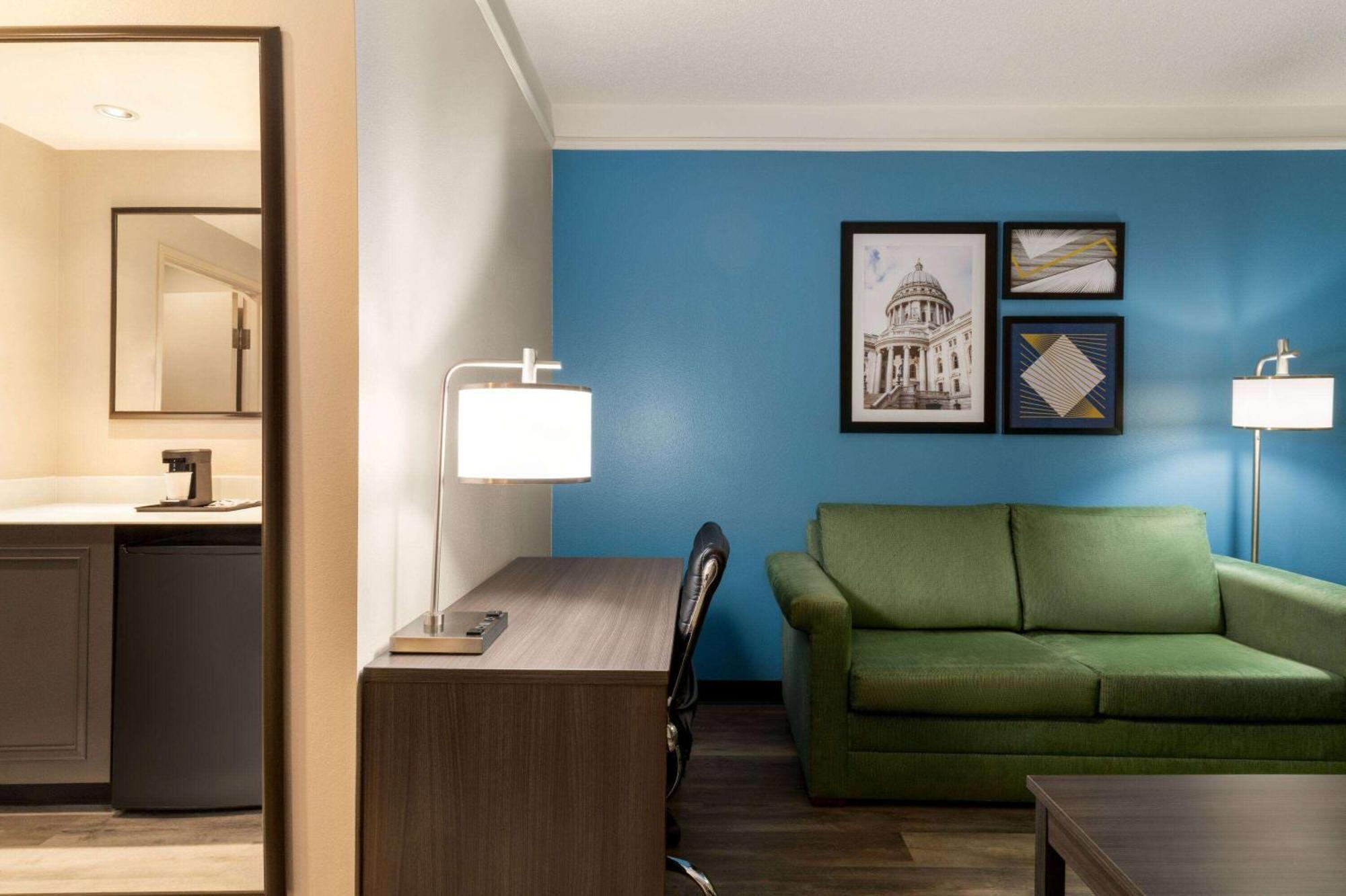 La Quinta By Wyndham Madison American Center Εξωτερικό φωτογραφία