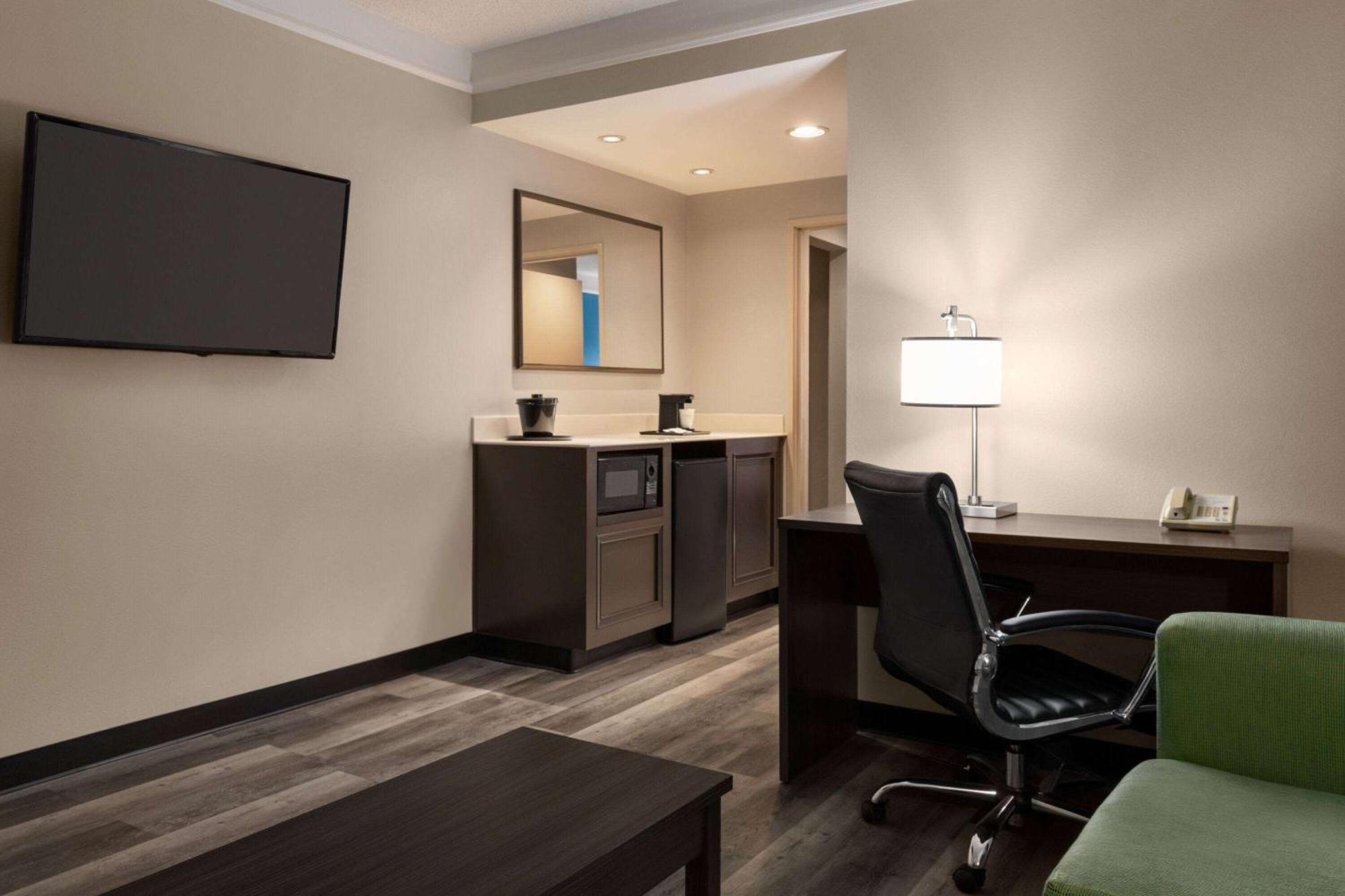 La Quinta By Wyndham Madison American Center Εξωτερικό φωτογραφία