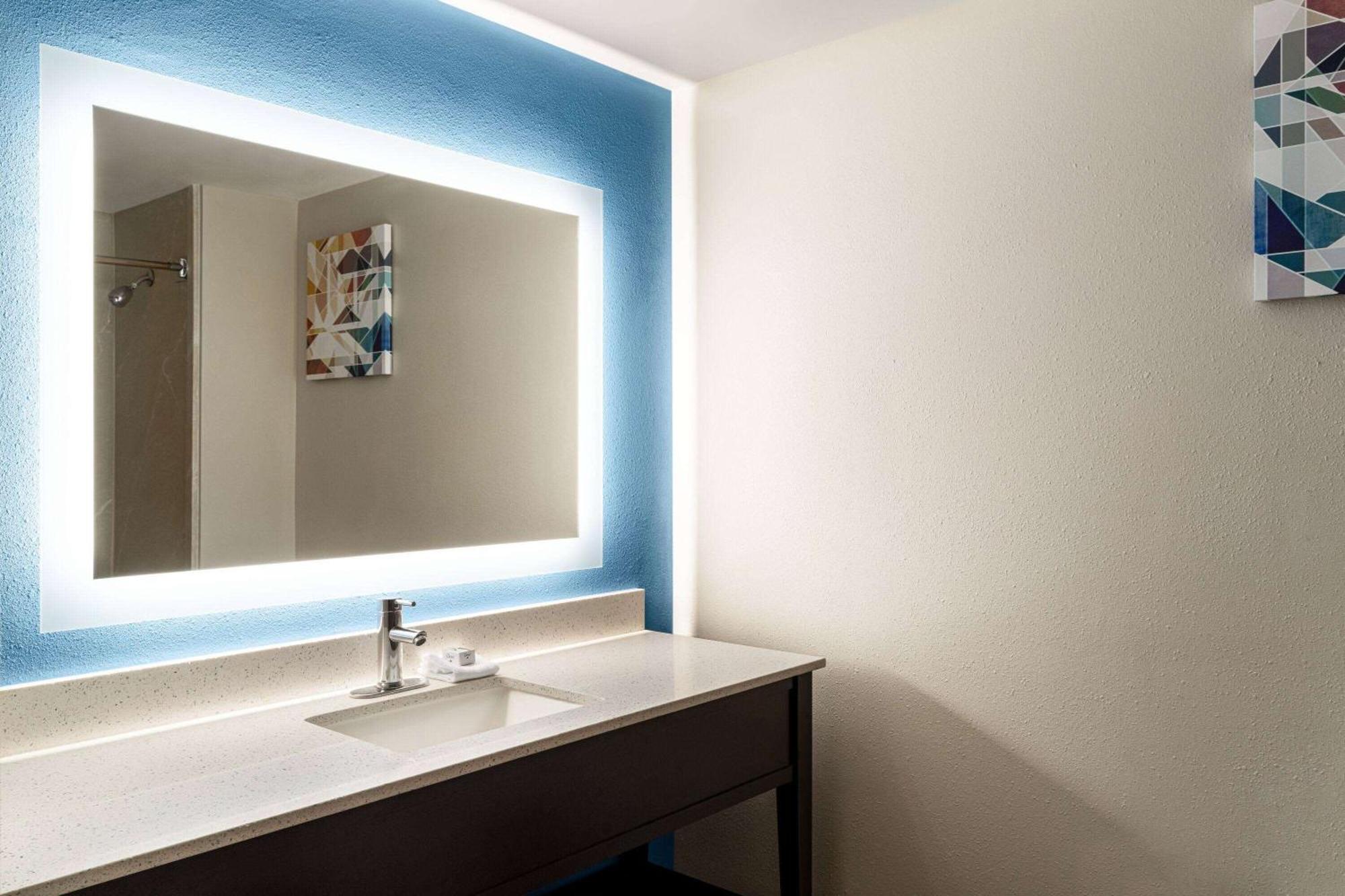 La Quinta By Wyndham Madison American Center Εξωτερικό φωτογραφία