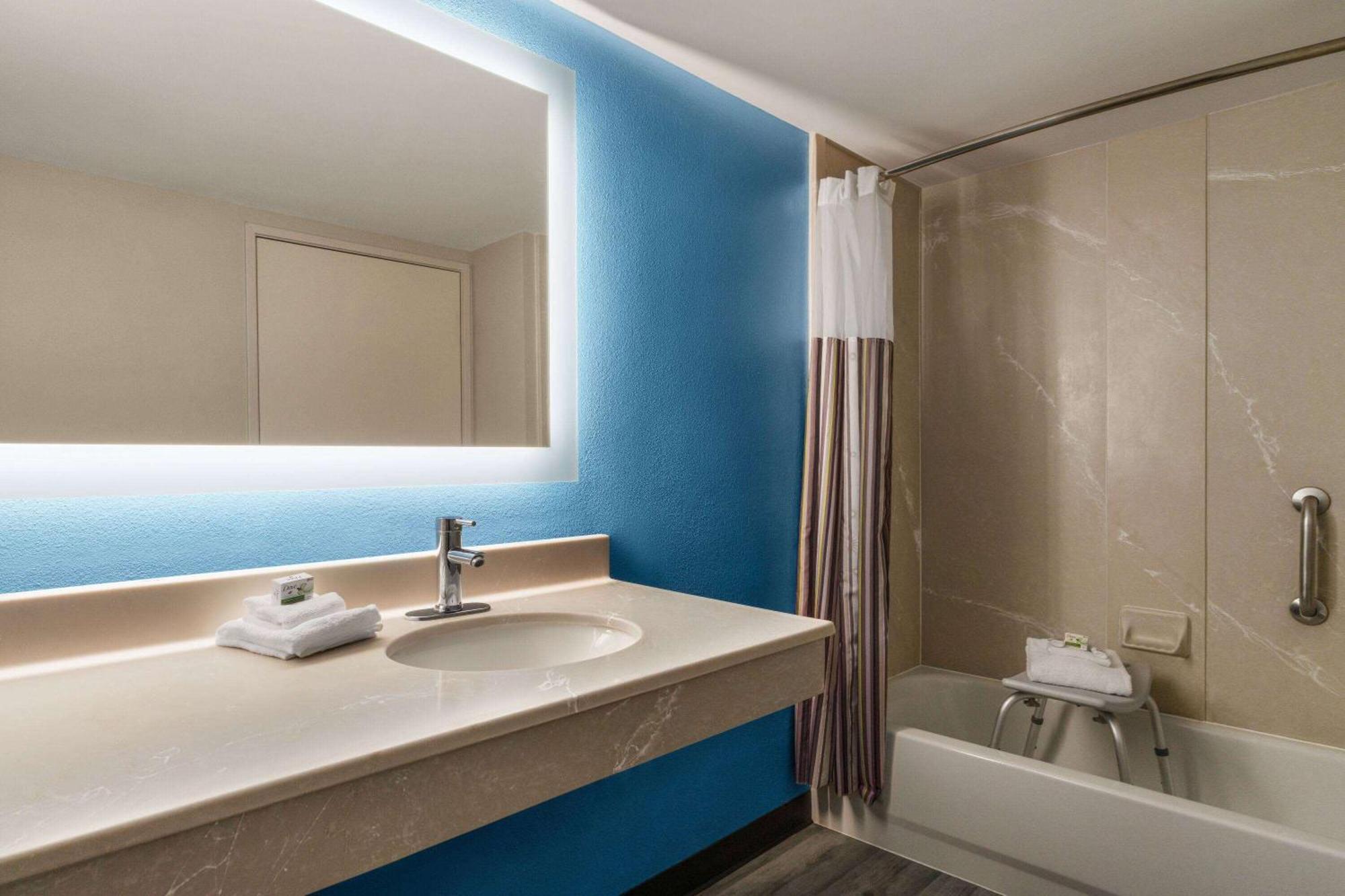 La Quinta By Wyndham Madison American Center Εξωτερικό φωτογραφία